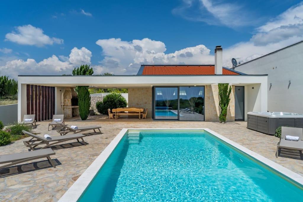 Villa T, Spacious With Heated Pool, Hot Tub & Sauna Rastevic Экстерьер фото