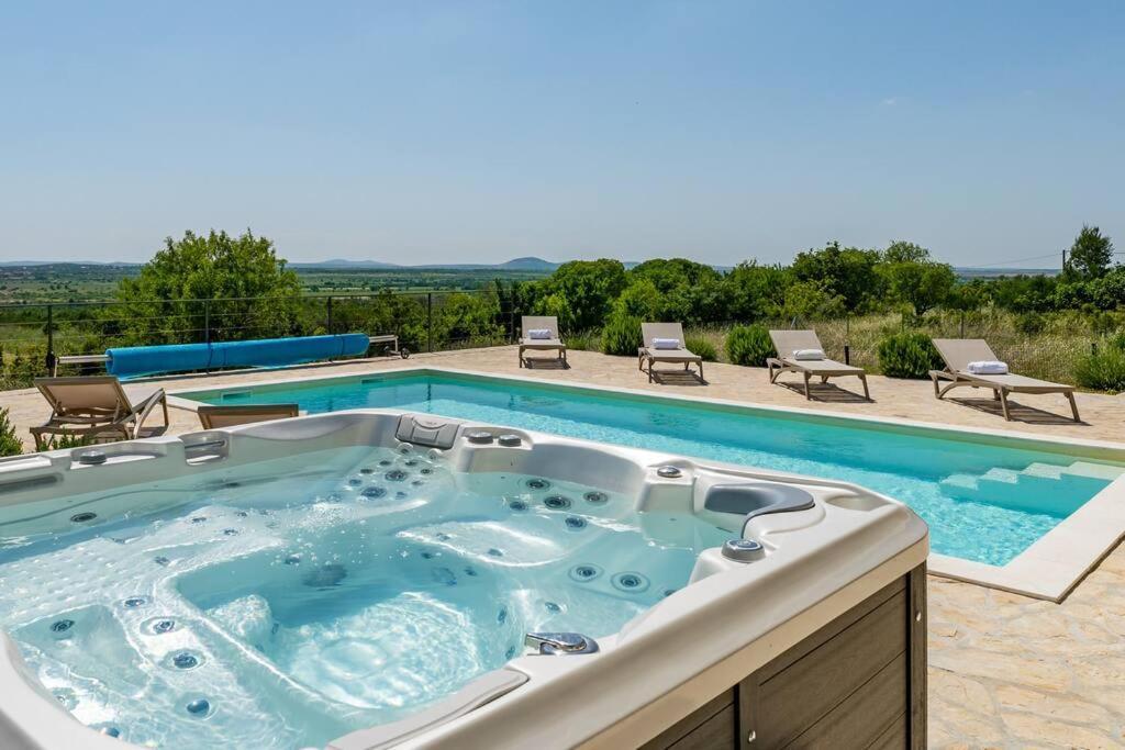 Villa T, Spacious With Heated Pool, Hot Tub & Sauna Rastevic Экстерьер фото