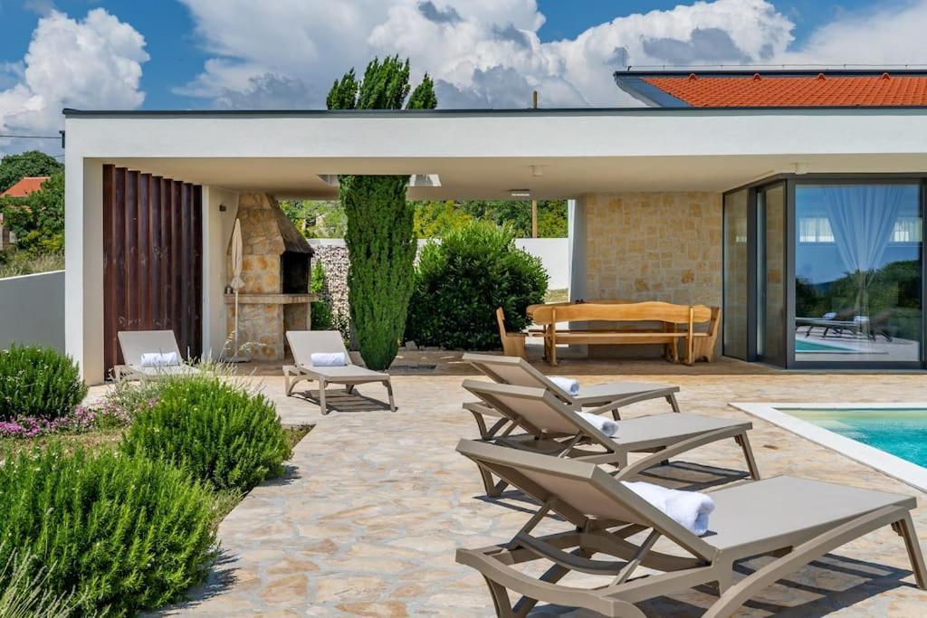 Villa T, Spacious With Heated Pool, Hot Tub & Sauna Rastevic Экстерьер фото