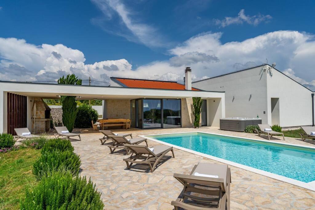 Villa T, Spacious With Heated Pool, Hot Tub & Sauna Rastevic Экстерьер фото