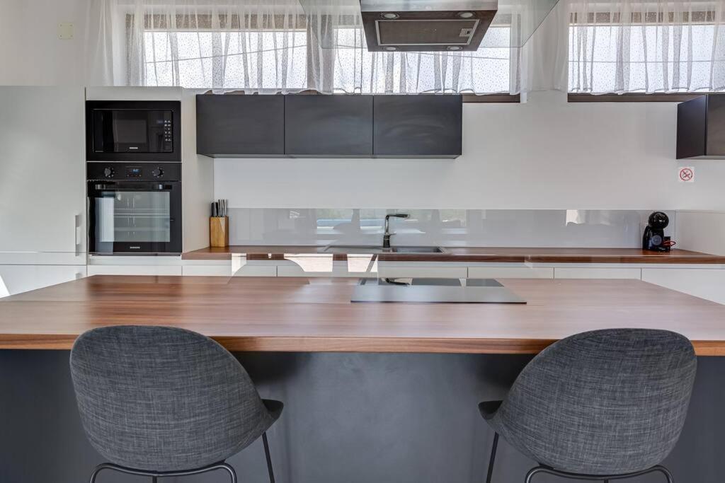 Villa T, Spacious With Heated Pool, Hot Tub & Sauna Rastevic Экстерьер фото