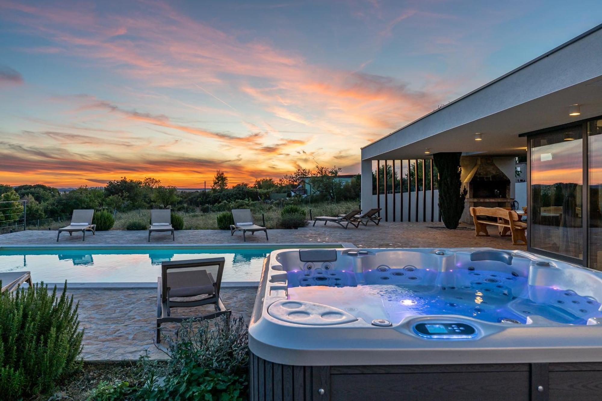 Villa T, Spacious With Heated Pool, Hot Tub & Sauna Rastevic Экстерьер фото