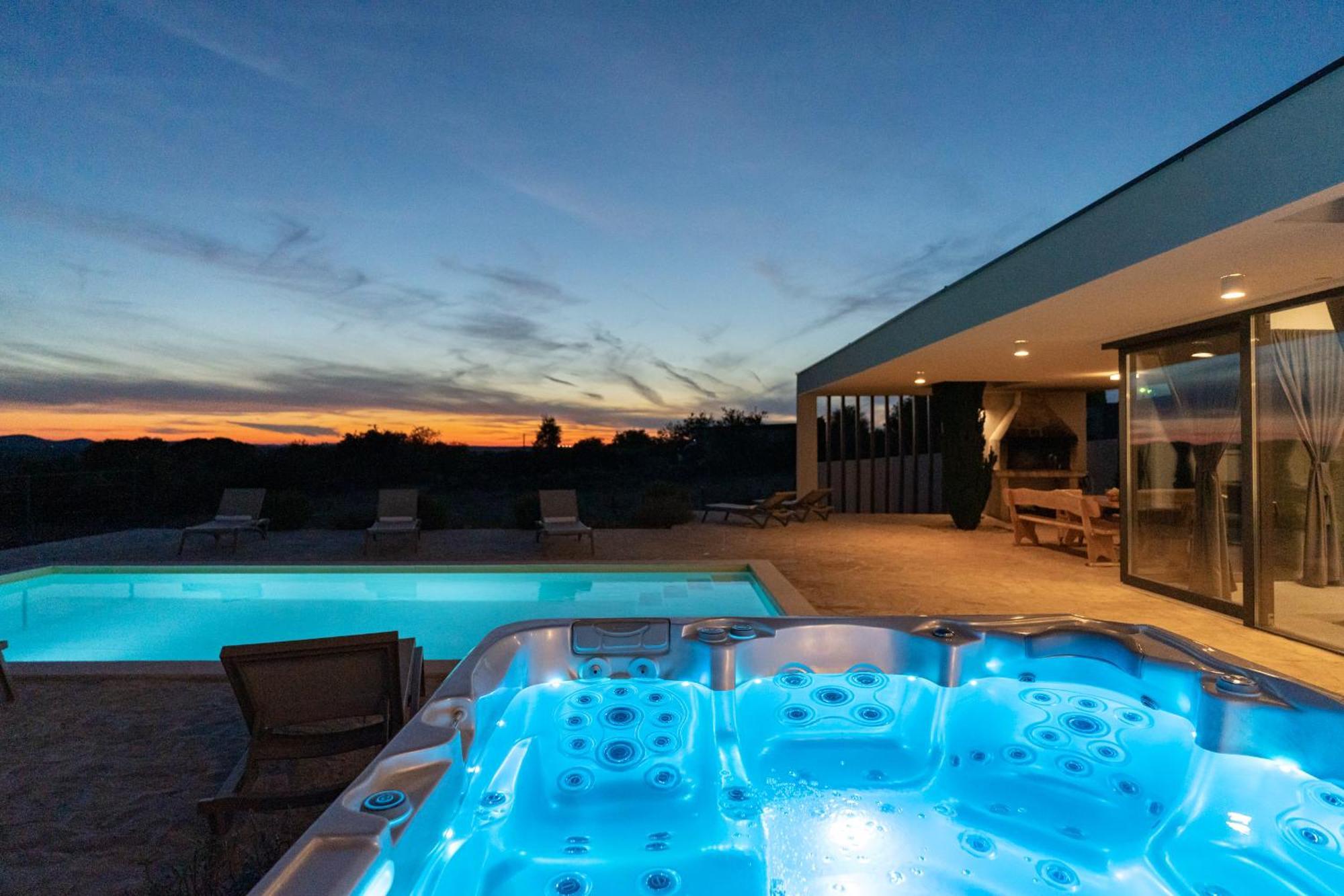 Villa T, Spacious With Heated Pool, Hot Tub & Sauna Rastevic Экстерьер фото