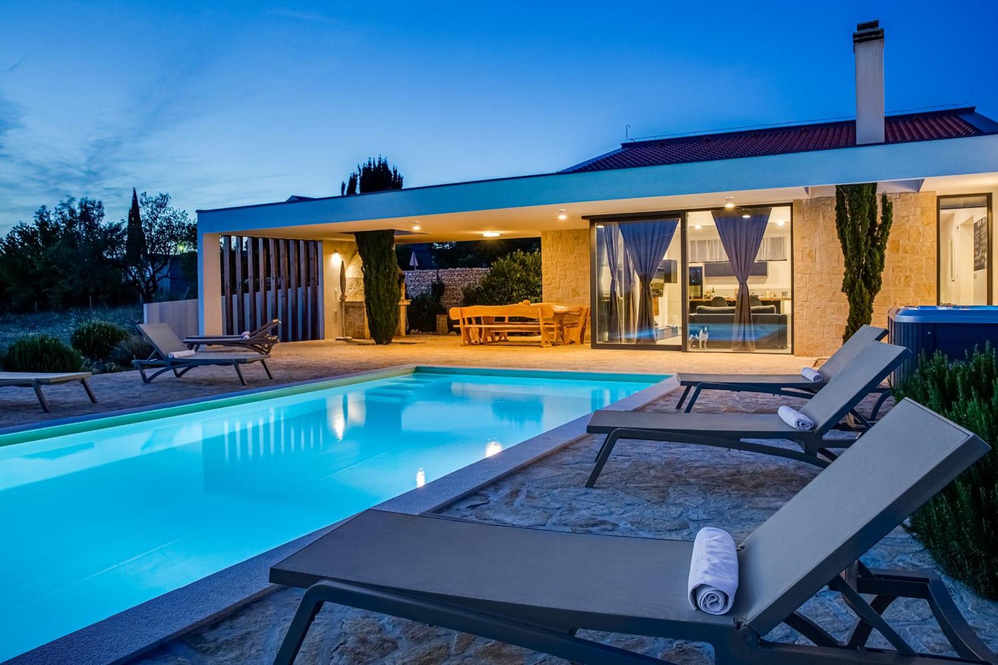 Villa T, Spacious With Heated Pool, Hot Tub & Sauna Rastevic Экстерьер фото
